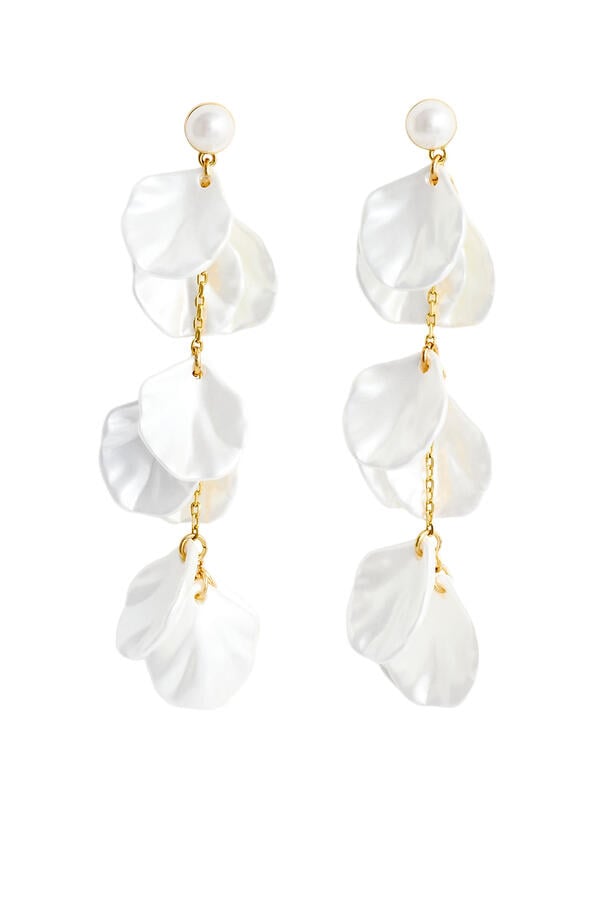 أقراط بلؤلؤ وطبقات بتصميم بتلات