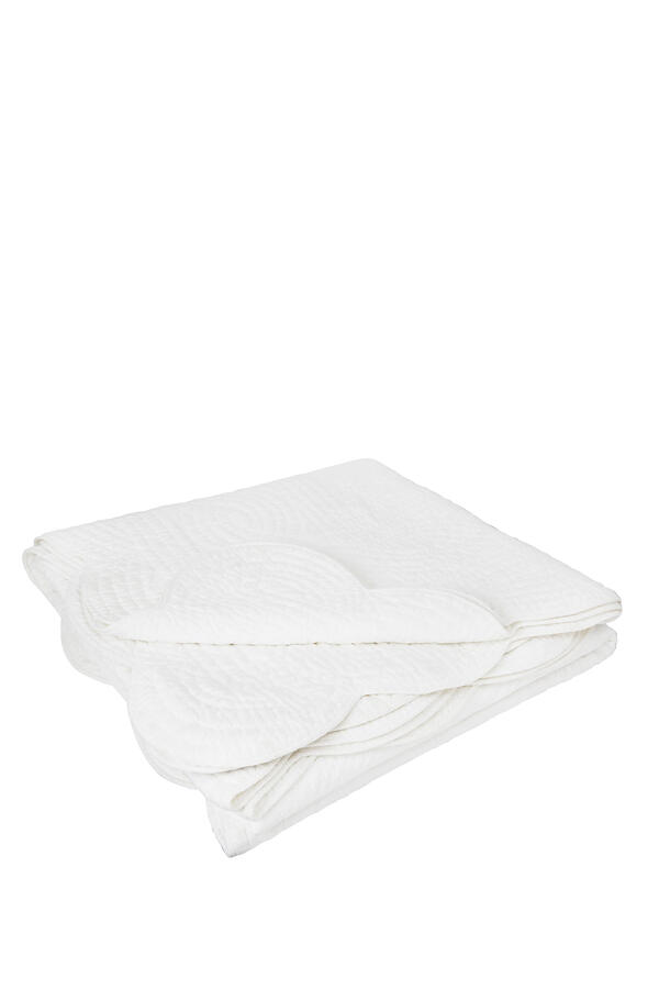 Milfield Scallop Edge Quilt