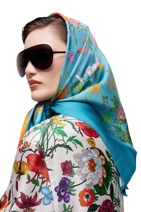 وشاح مربع مزين كليا بنقشة زهور