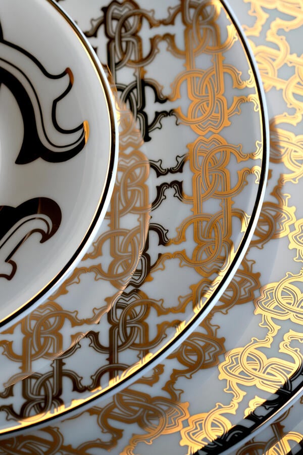 طبق زبدة ذهبي بحروف شعار الماركة