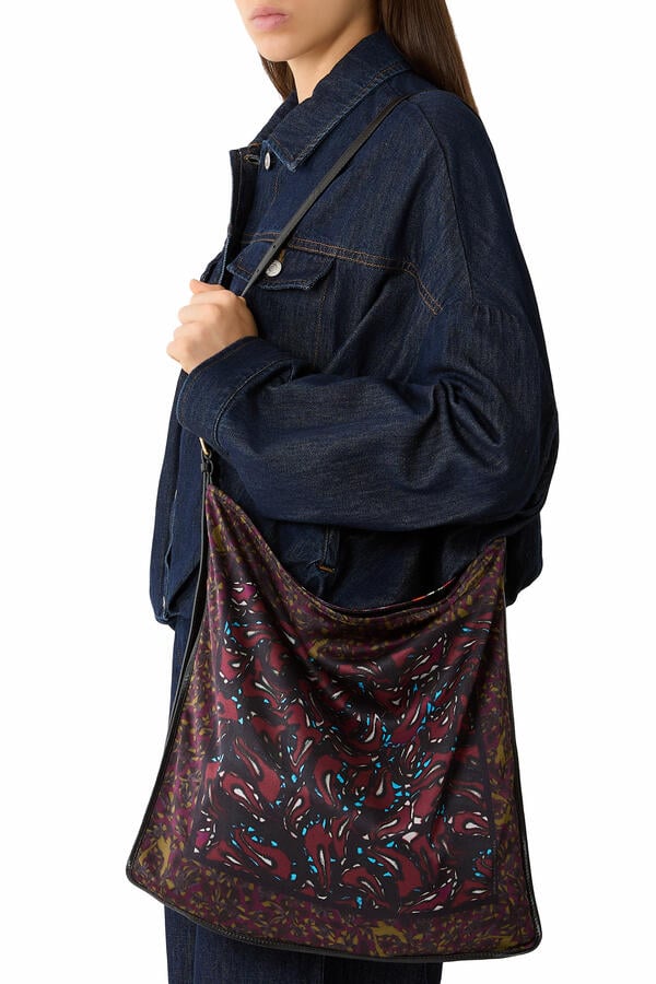 حقيبة كبيرة بتصميم وشاح