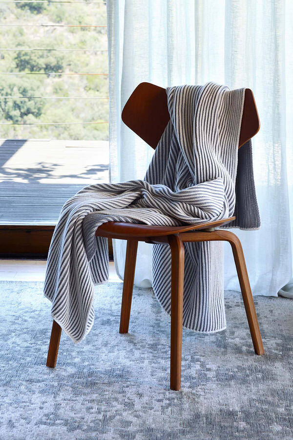Anamar Throw
