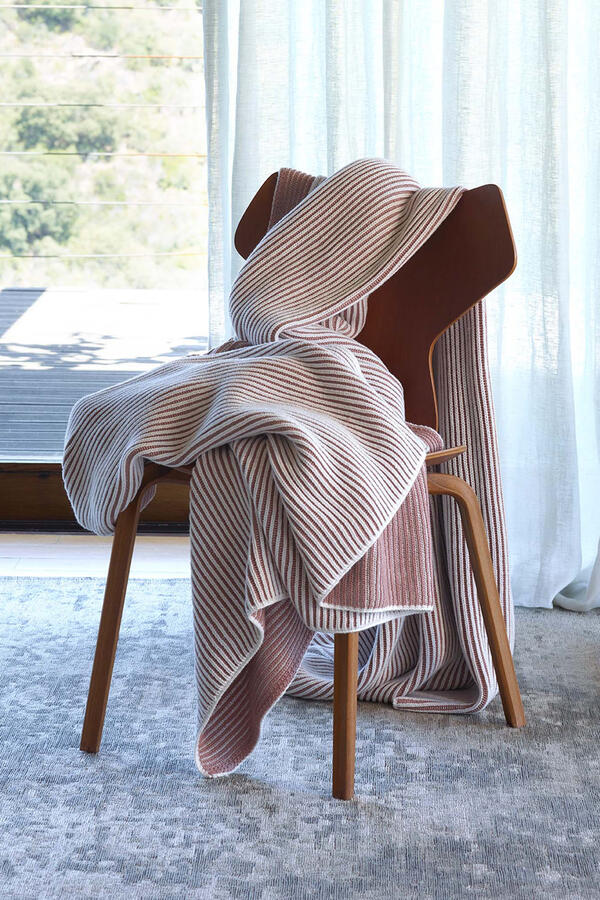 Anamar Throw