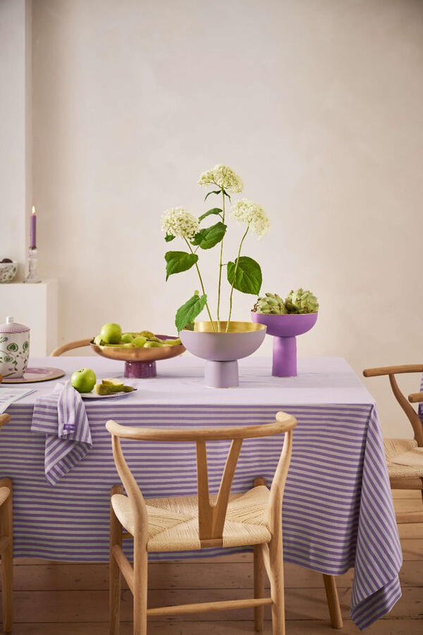 مفرش طاولة مخطط