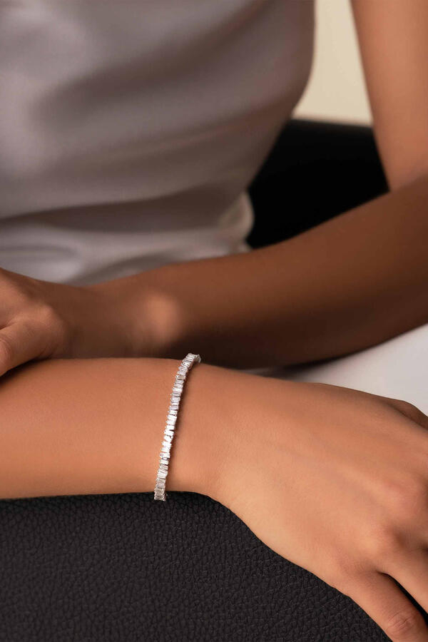 Fireworks Baguette Tennis Bracelet. 18K White Gold & Diamond