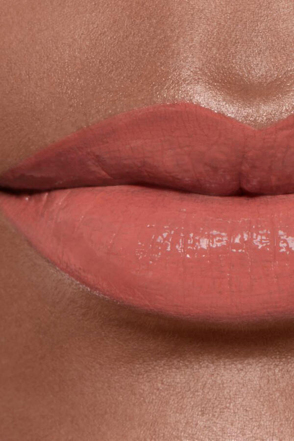 أحمر شفاه مرطب ومعزز للامتلاء. لمعان ولون طويل الثبات مكثف ROUGE COCO BLOOM