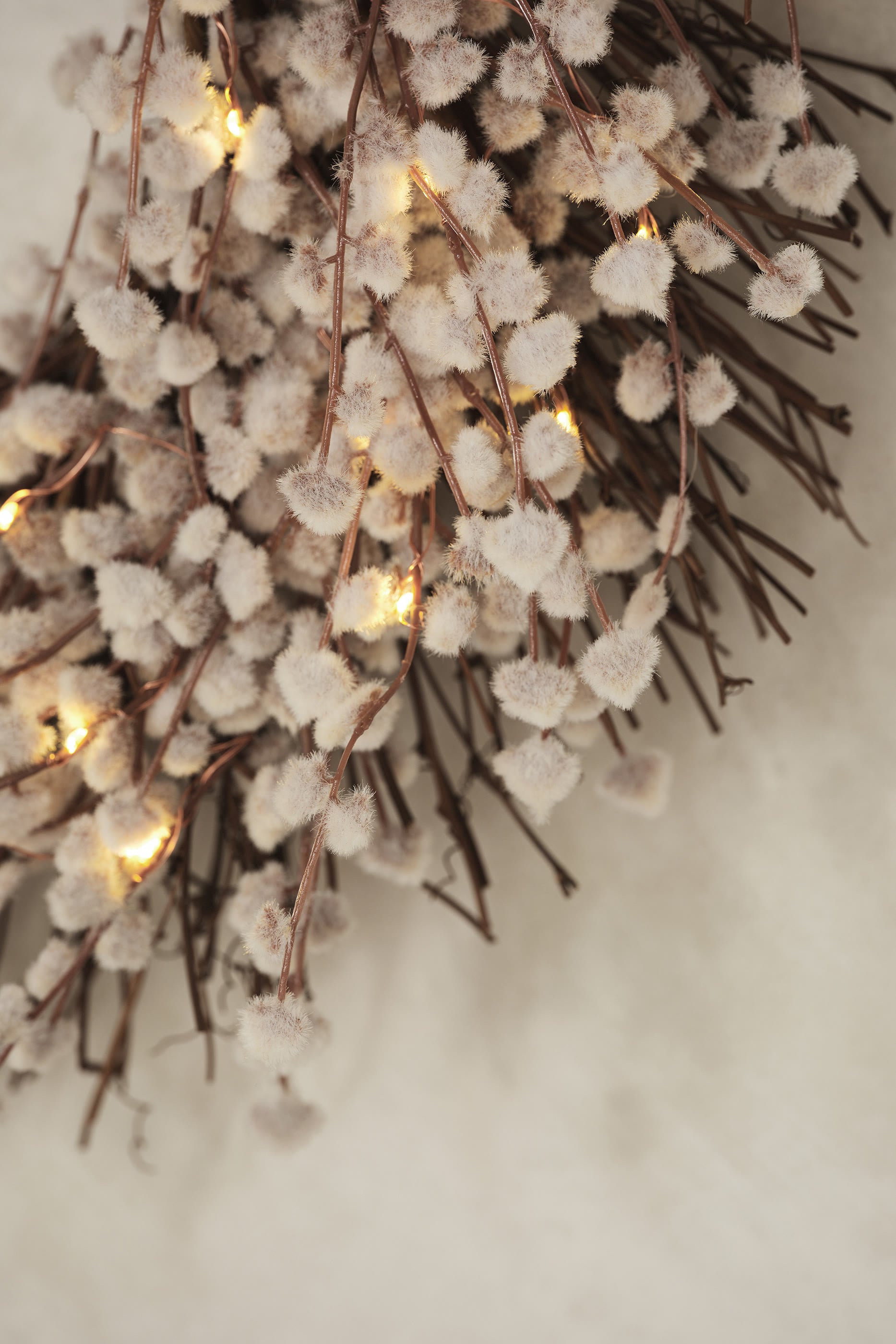 Willow Pre-Lit Wreath 