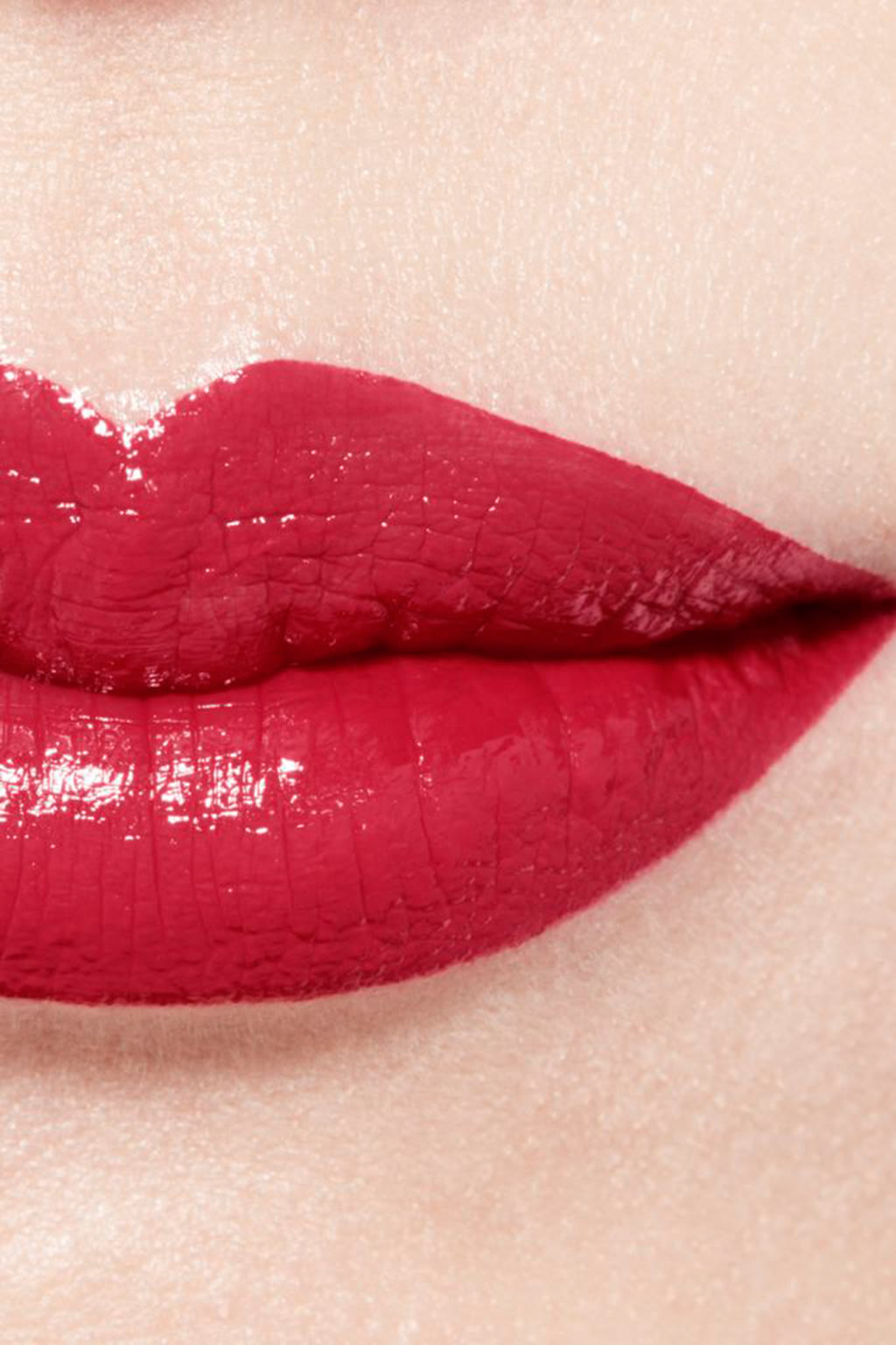 أحمر شفاه مرطب ومعزز للامتلاء. لمعان ولون طويل الثبات مكثف ROUGE COCO BLOOM