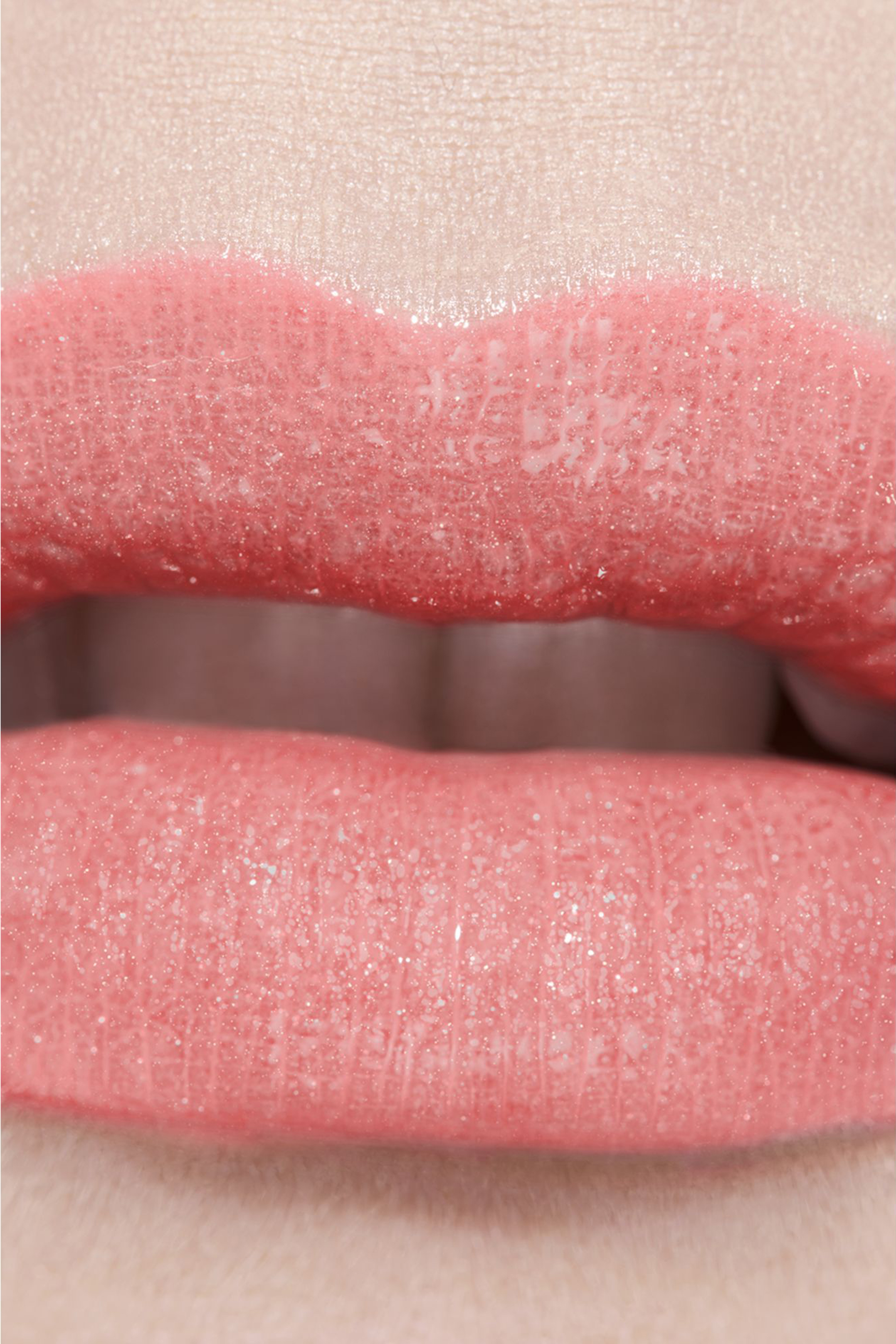 مرطب شفاه ملون Chanel Rouge Coco Baume Shine Hydrating Beautifying