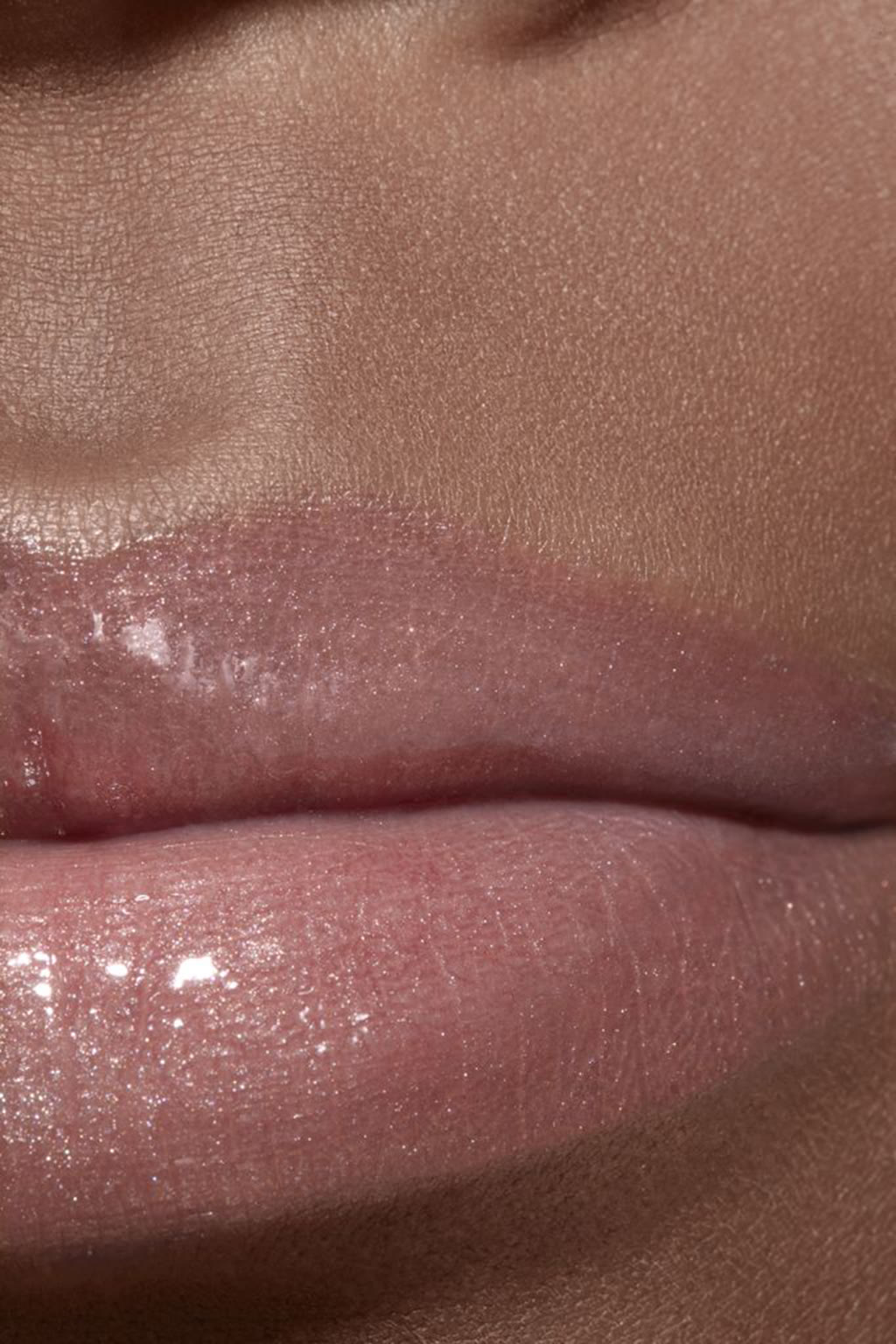 أحمر شفاه سائل بلمعان وثبات فائق ROUGE ALLURE LAQUE