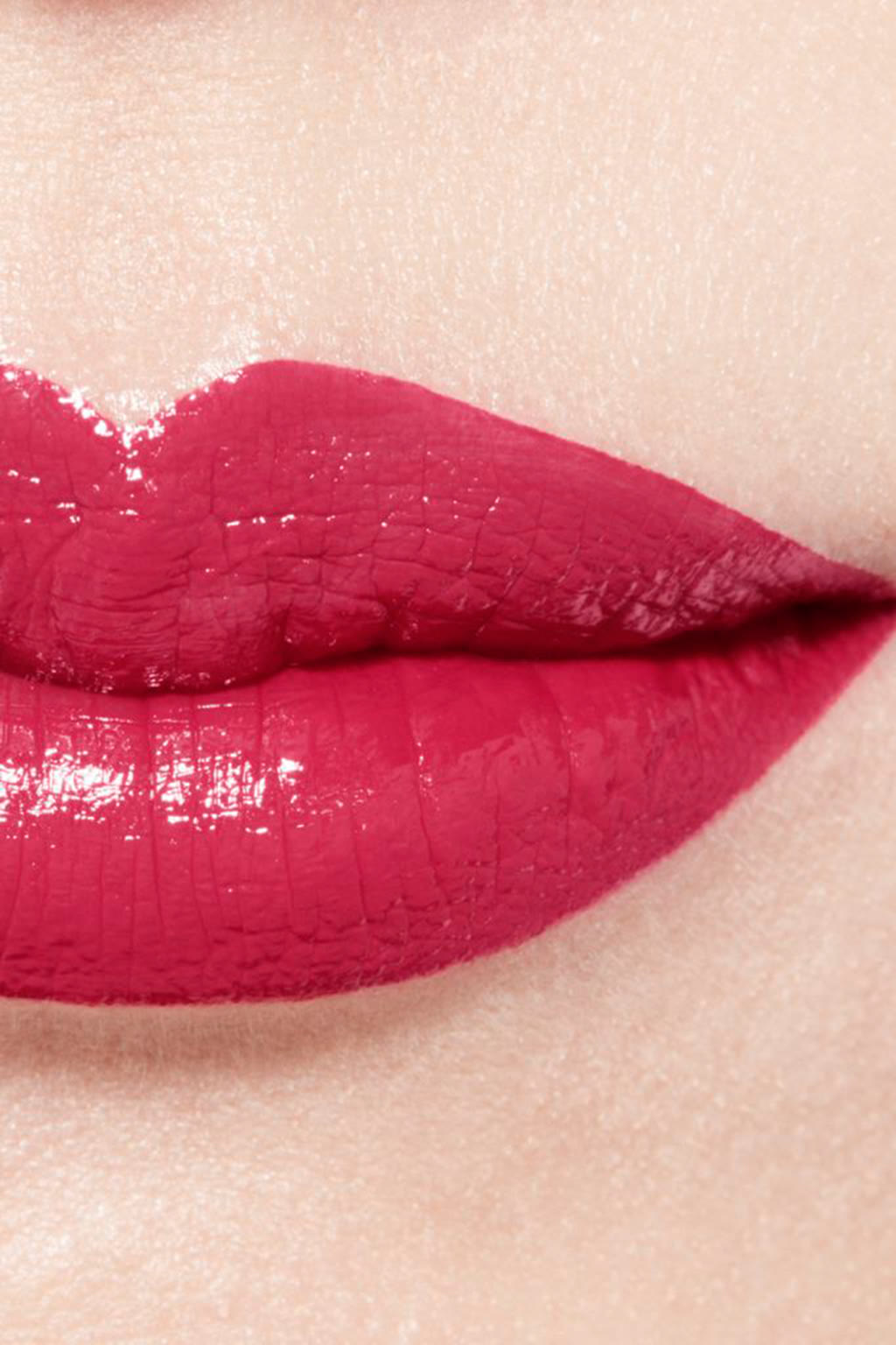 أحمر شفاه مرطب ومعزز للامتلاء. لمعان ولون طويل الثبات مكثف ROUGE COCO BLOOM