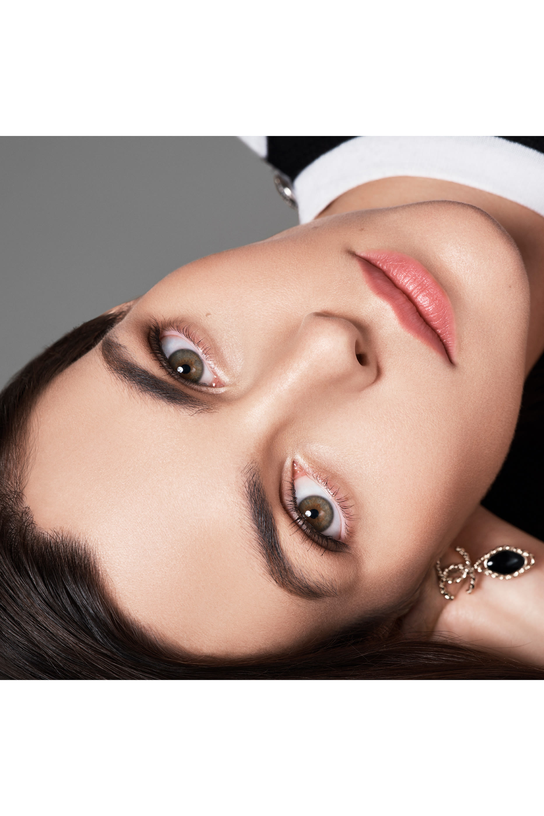 بودرة سائبة Poudre Universelle Libre, Natural Finish، عبوة عملية للتنقل