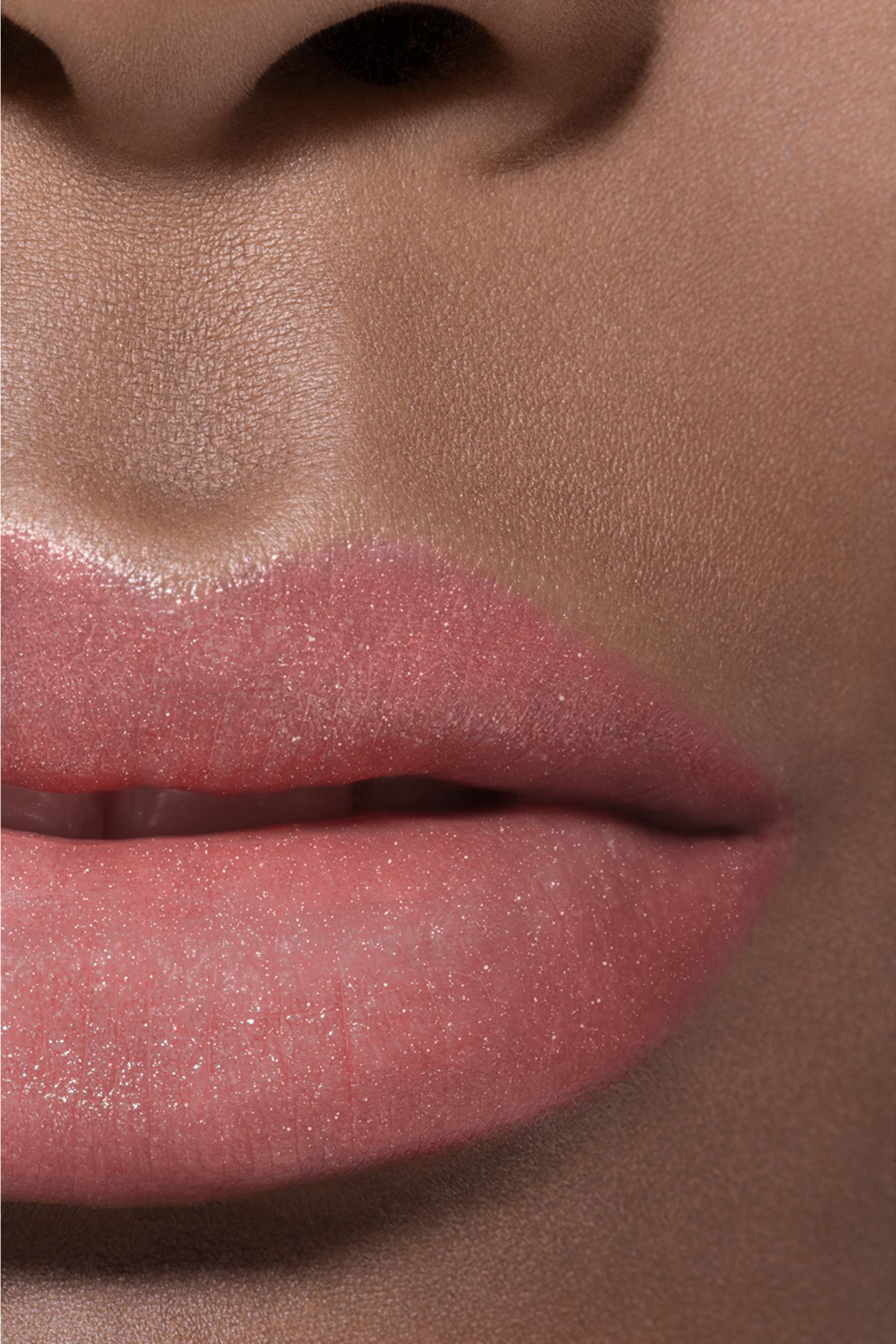 مرطب شفاه ملون Chanel Rouge Coco Baume Shine Hydrating Beautifying