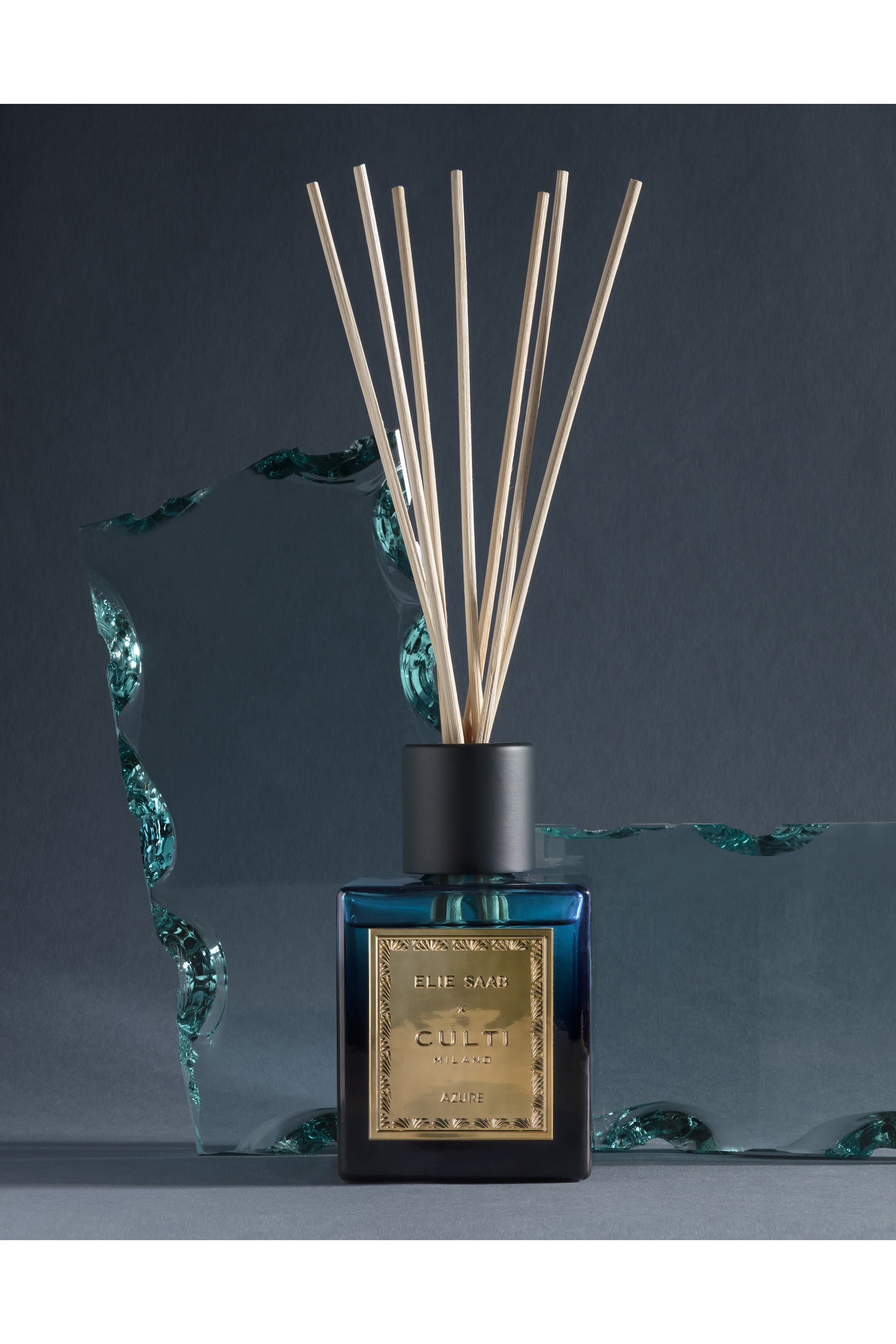 موزع عطر إيلي صعب أزور