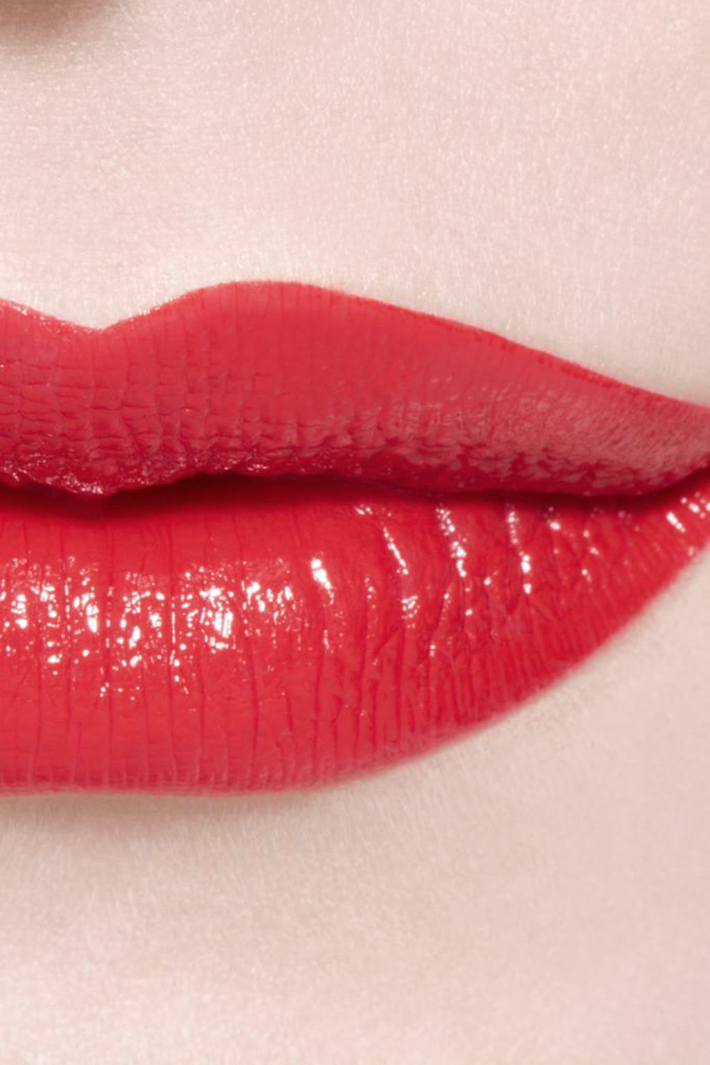أحمر شفاه مرطب ومعزز للامتلاء. لمعان ولون طويل الثبات مكثف ROUGE COCO BLOOM