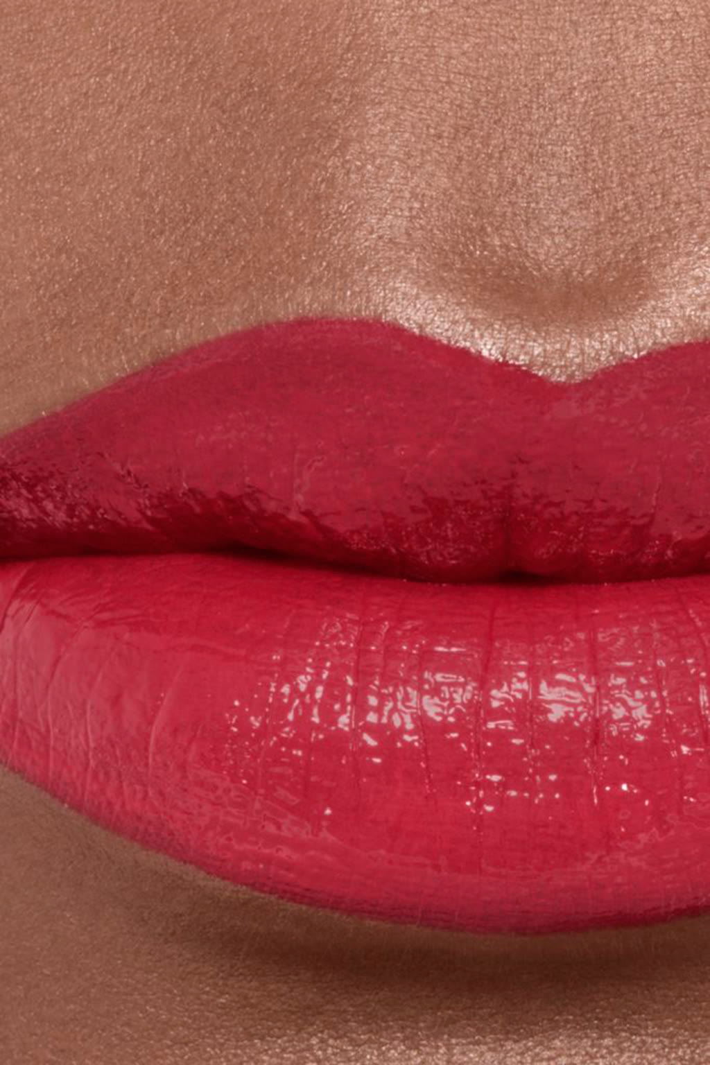 أحمر شفاه مرطب ومعزز للامتلاء. لمعان ولون طويل الثبات مكثف ROUGE COCO BLOOM