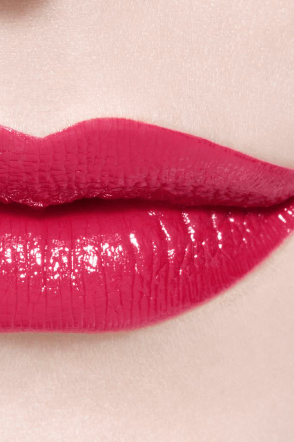 أحمر شفاه مرطب ومعزز للامتلاء. لمعان ولون طويل الثبات مكثف ROUGE COCO BLOOM