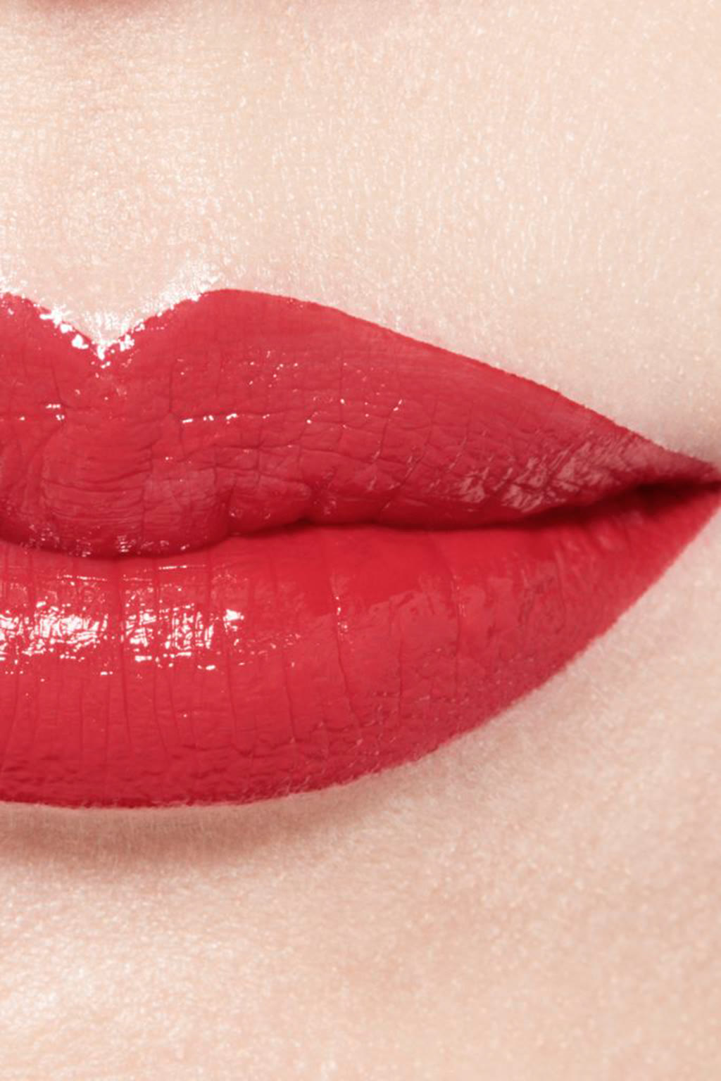 أحمر شفاه مرطب ومعزز للامتلاء. لمعان ولون طويل الثبات مكثف ROUGE COCO BLOOM
