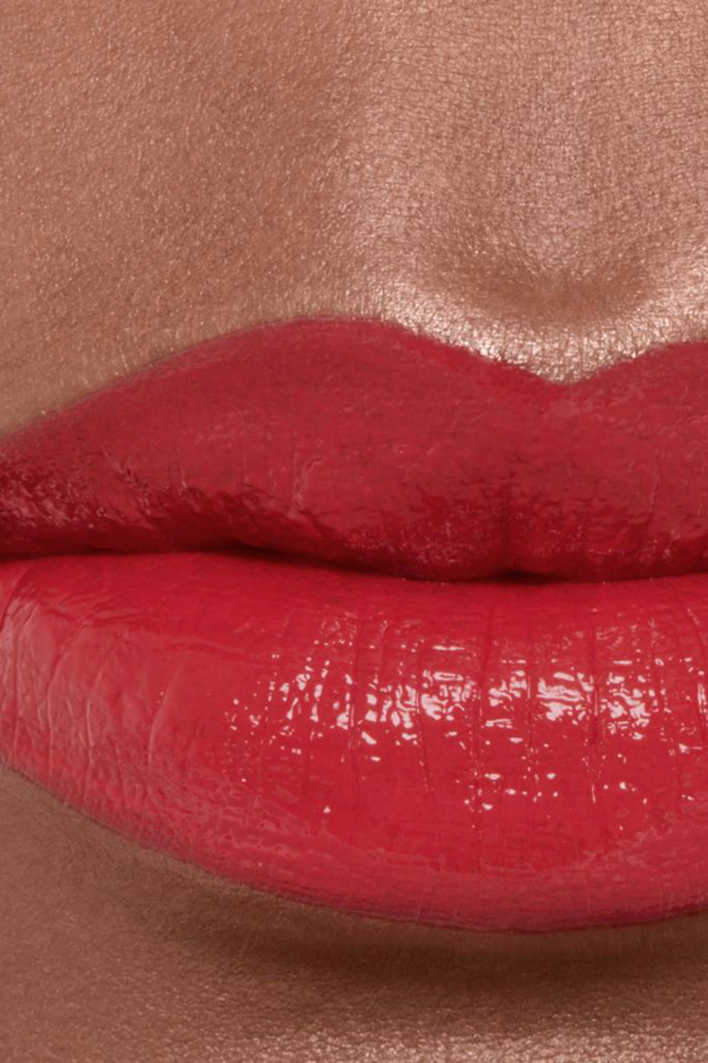 أحمر شفاه مرطب ومعزز للامتلاء. لمعان ولون طويل الثبات مكثف ROUGE COCO BLOOM