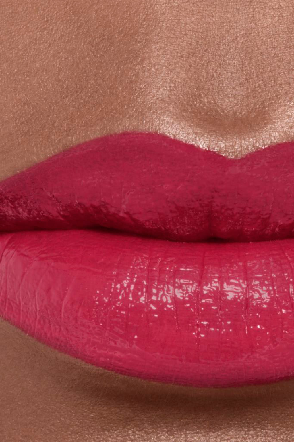 أحمر شفاه مرطب ومعزز للامتلاء. لمعان ولون طويل الثبات مكثف ROUGE COCO BLOOM