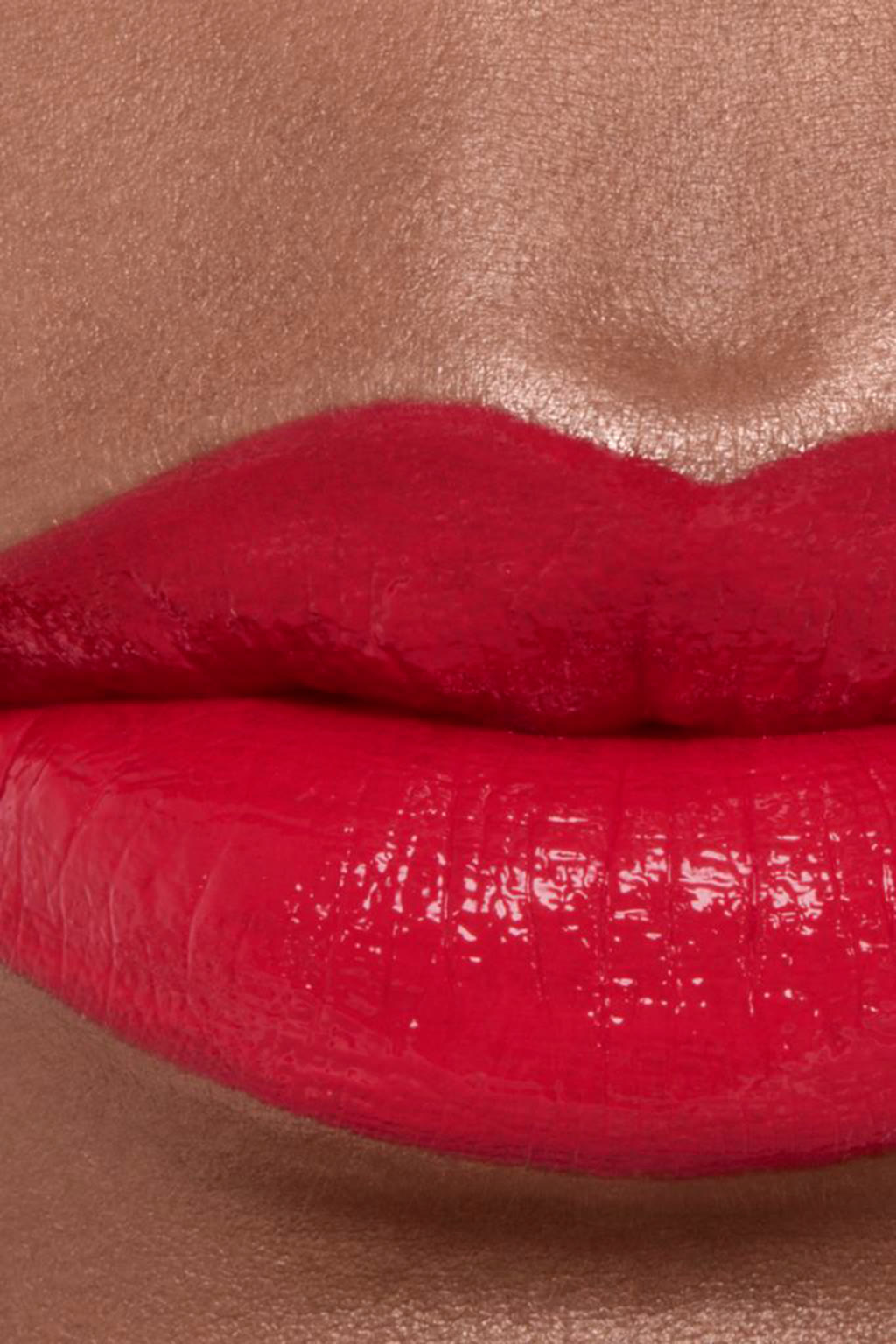 أحمر شفاه مرطب ومعزز للامتلاء. لمعان ولون طويل الثبات مكثف ROUGE COCO BLOOM