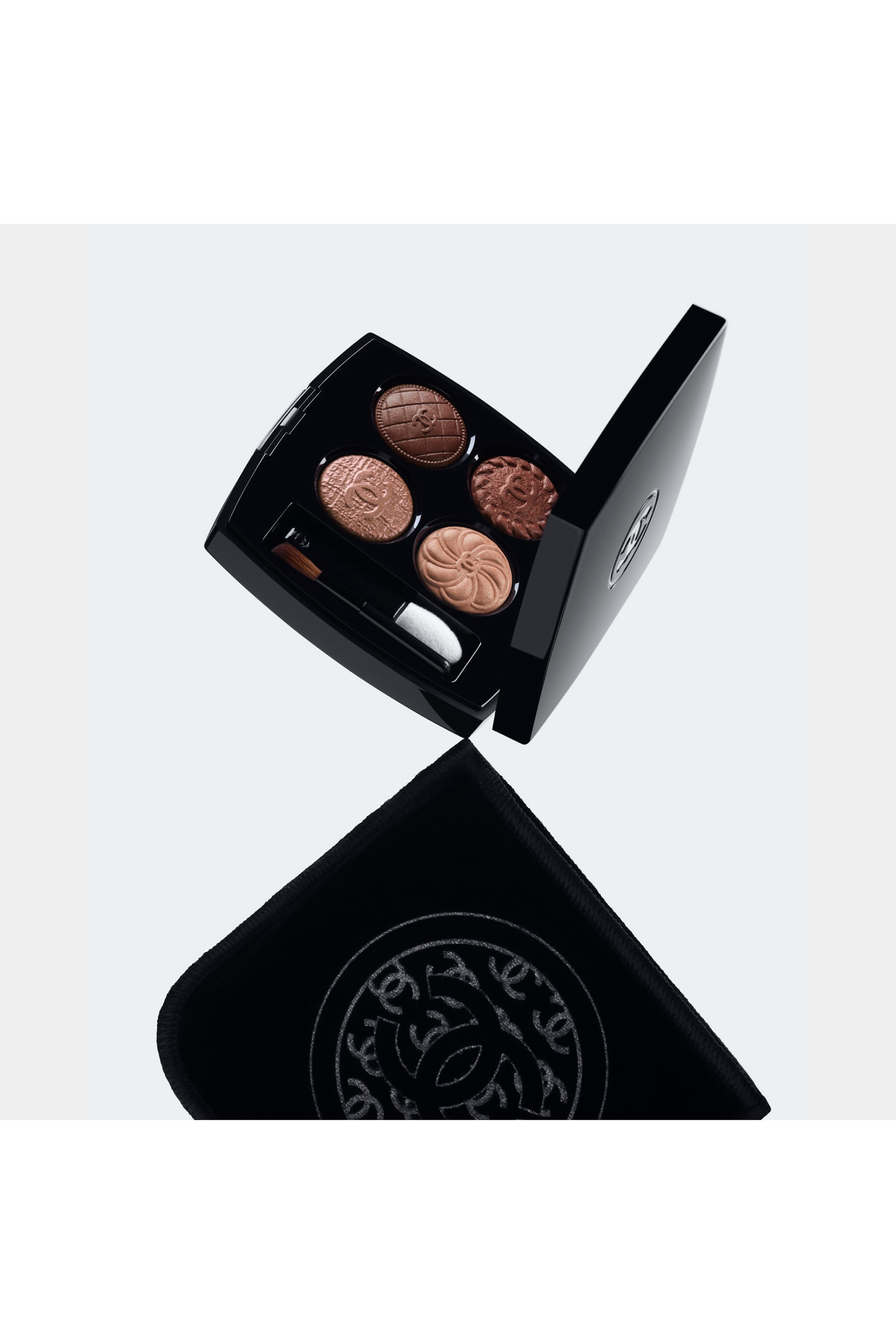 لوحة ظلال عيون Les 4 Ombres Boutons بأربعة ألوان بلمسات نهائية متنوعة