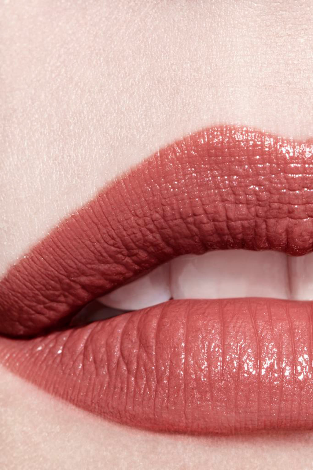 لون وإشراقة وكثافة بلمح البصر. ROUGE COCO FLASH